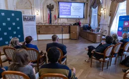 na zdjęciu osoby na spotkaniu