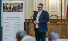 na zdjęciu osoby na spotkaniu