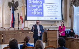 na zdjęciu osoby na spotkaniu