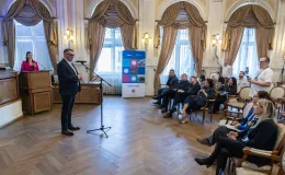 na zdjęciu osoby na spotkaniu