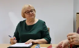 na zdjęciu osoby podczas podpisania