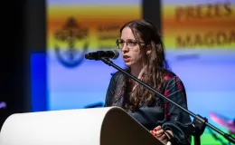 na zdjęciu osoby na scenie