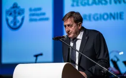 na zdjęciu osoby na scenie