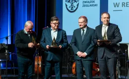 na zdjęciu osoby na scenie