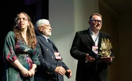 na zdjęciu osoby na scenie