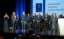 na zdjęciu osoby na scenie