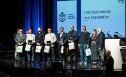 na zdjęciu osoby na scenie