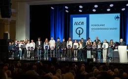 na zdjęciu osoby na scenie