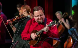 na zdjęciu osoby na scenie