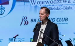 na zdjęciu osoby na scenie