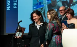 na zdjęciu osoby na scenie