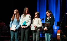 na zdjęciu osoby na scenie