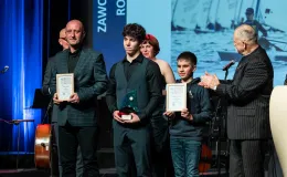 na zdjęciu osoby na scenie