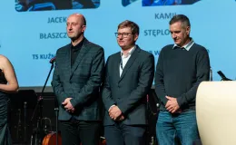 na zdjęciu osoby na scenie