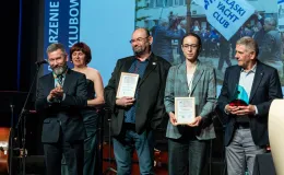 na zdjęciu osoby na scenie