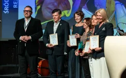 na zdjęciu osoby na scenie