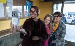 na zdjęciu osoby podczas spotkania