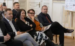 na zdjęciu osoby podczas spotkania