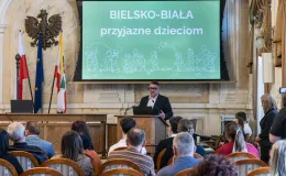 na zdjęciu osoby podczas spotkania