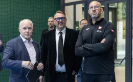 na zdjęciu minister wraz z towarzyszącymi osobami