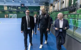 na zdjęciu minister wraz z towarzyszącymi osobami