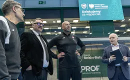 na zdjęciu minister wraz z towarzyszącymi osobami