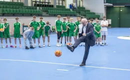 na zdjęciu minister wraz z towarzyszącymi osobami
