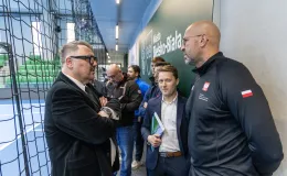 na zdjęciu minister wraz z towarzyszącymi osobami