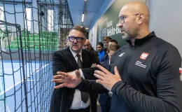 na zdjęciu minister wraz z towarzyszącymi osobami