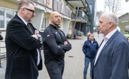 na zdjęciu minister wraz z towarzyszącymi osobami