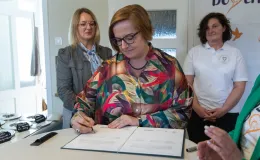 na zdjęciu osoby podczas spotkania