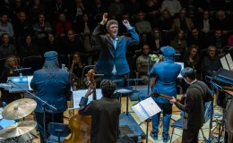 na zdjęciu muzycy na scenie