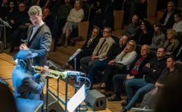 na zdjęciu muzycy na scenie