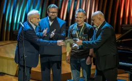 na zdjęciu muzycy na scenie