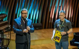 na zdjęciu muzycy na scenie