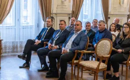 na zdjęciu osoby podczas uroczystości
