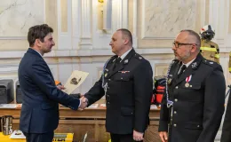 na zdjęciu osoby podczas uroczystości