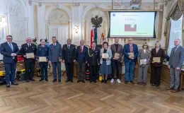 na zdjęciu osoby podczas uroczystości