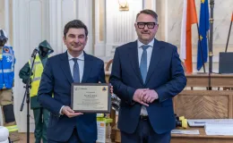 na zdjęciu osoby podczas uroczystości