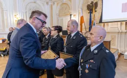na zdjęciu osoby podczas uroczystości