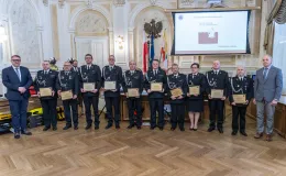 na zdjęciu osoby podczas uroczystości