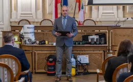 na zdjęciu osoby podczas uroczystości