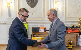 na zdjęciu osoby podczas uroczystości