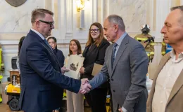 na zdjęciu osoby podczas uroczystości