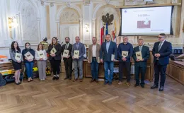 na zdjęciu osoby podczas uroczystości