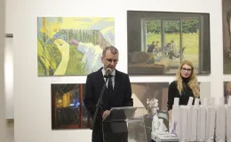 Na zdjęciu osoby w galerii