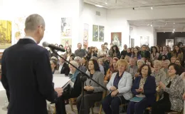Na zdjęciu osoby w galerii