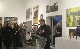 Na zdjęciu osoby w galerii