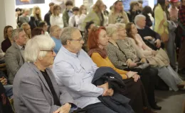 Na zdjęciu osoby w galerii