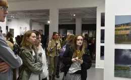 Na zdjęciu osoby w galerii